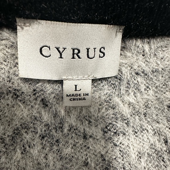 NWOT Women’s Cyrus Black & White Shaggy Fuzzy Houndstooth Crew Neck Sweater. Lg - Picture 5 of 10